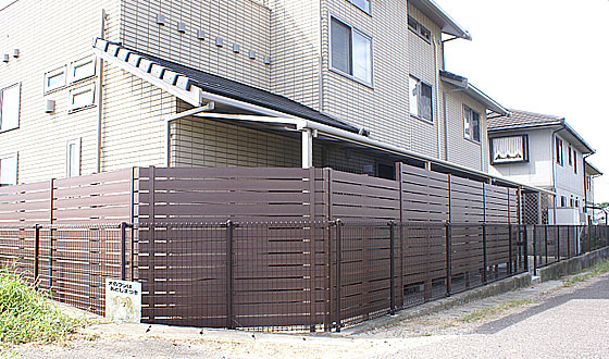 裏面の目隠しに人工木製のフェンスを施工